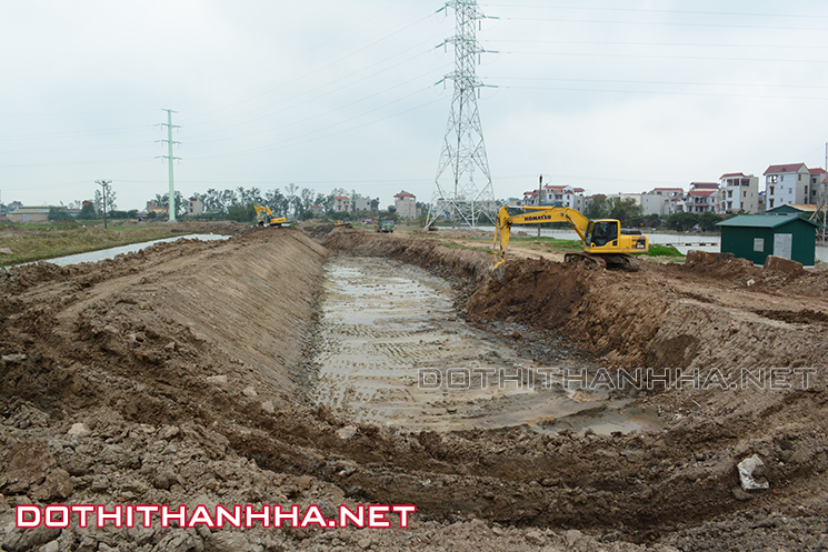 Máy xúc đang nạo vét kênh