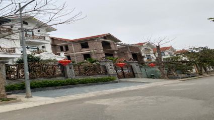 BÁN BIỆT THỰ PHÚ LƯƠNG BT09 DIỆN TÍCH 240M2, MẶT TIỀN 12M HƯỚNG CHÍNH BẮC ĐƯỜNG 11,25M NHÀ THÔ, SỔ ĐỎ SẴN SANG TÊN NGAY